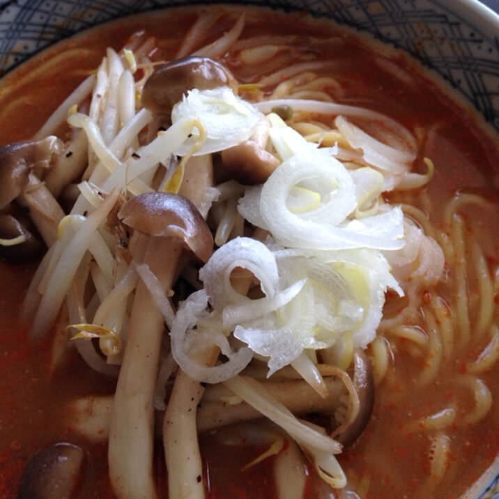 もやししめじ辛味噌ラーメン。